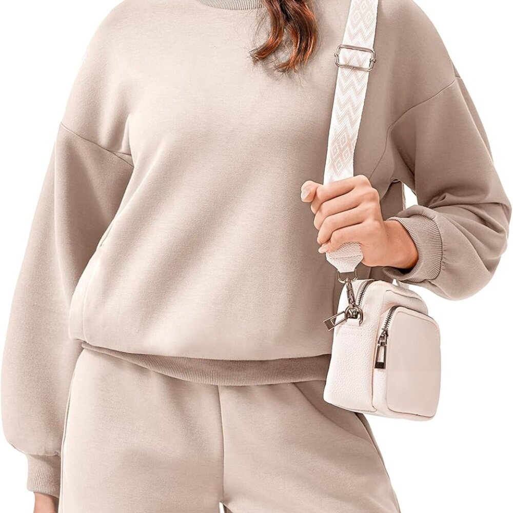 Lightweight Women's Two-Piece Sleeves And Shorts Set With Pockets - Travel Ready